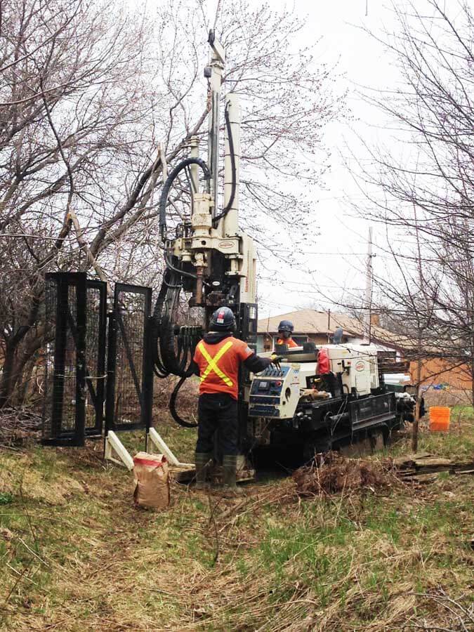 CJ, Driller, and Dalles, Helper, collect MC5 samples with a 7822DT in Cambridge, Ontario.