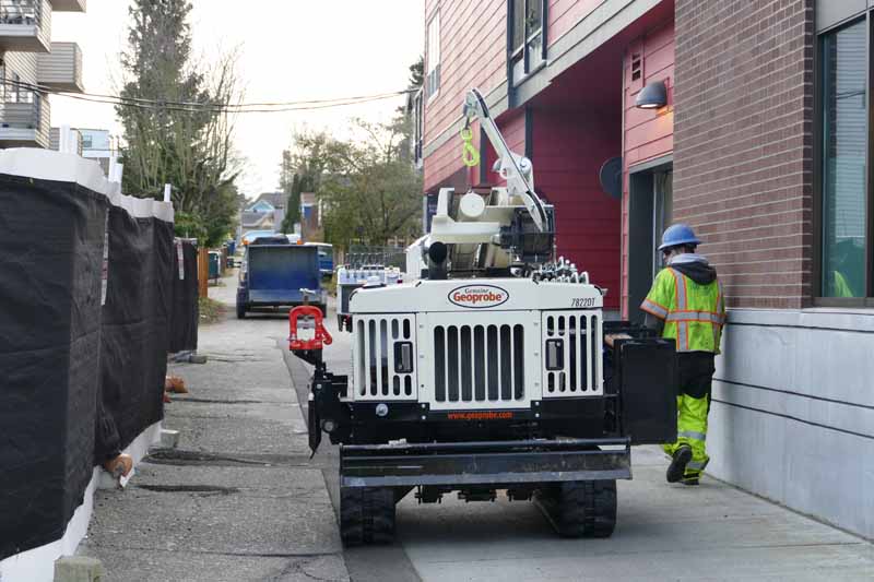 Working in the city provides a different set of restrictions for drill rigs. The compact footprint of the 7822DT helps it maneuver within the confines of alleyways and between buildings.