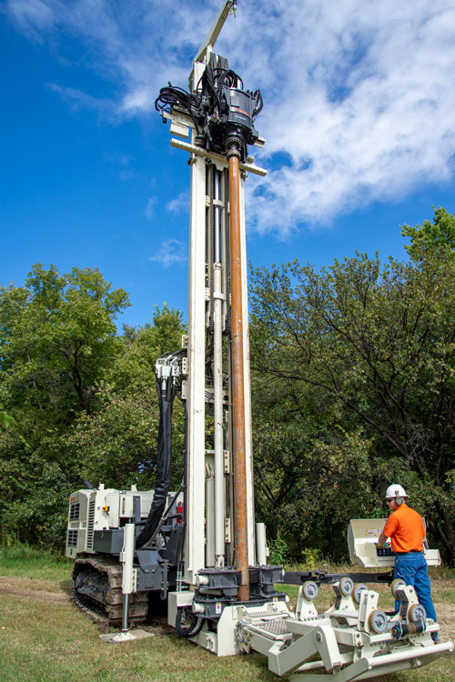 With head travel distance of 24 feet, 6 inches, the 8250LS sonic drill rig can easily accommodate 20-foot tooling for sonic boring.