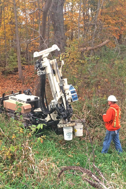 Tracked 6712DT navigates rugged terrain to complete discrete groundwater sampling up to 90 feet using an SP16 sampler.