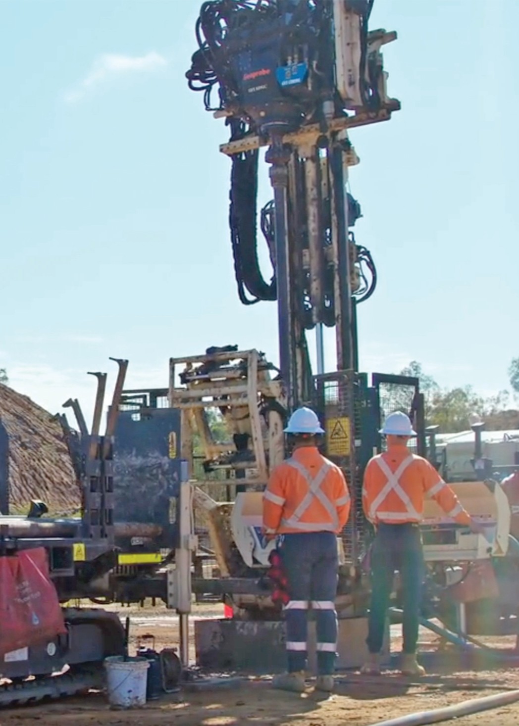 SRC30DT sonic rod carrier creates virtually hands-free job sites when paired with 8150LS like on this exploration project in Queensland, Australia.