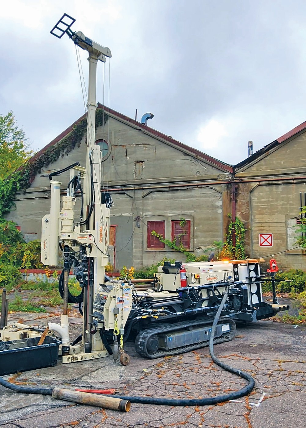 Pullback power of 7822DT outperforms conventional rigs for geotechnical drilling and sampling, overcoming sand friction when driving 4-inch casing. 