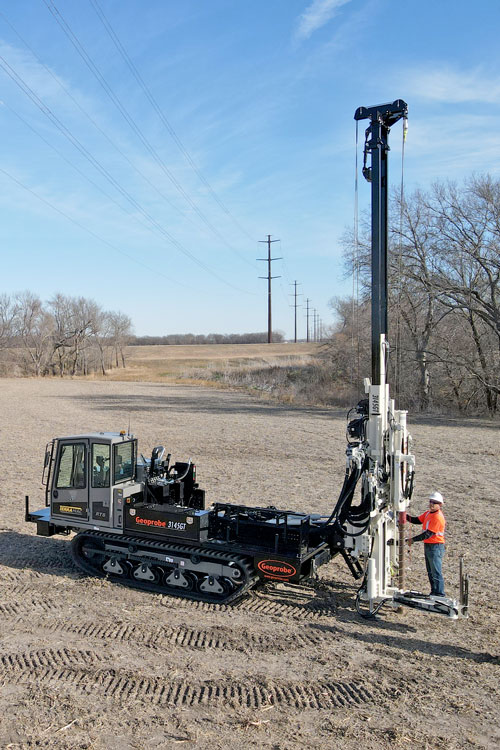 Centerline head side shift on NEW 3145GT aligns all head functions and winches over the bore hole for efficient performance on power line projects.