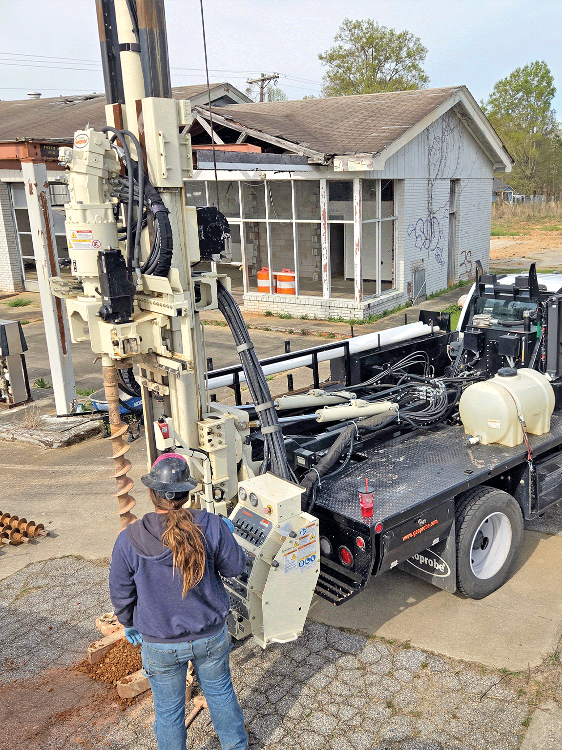 3100GT truck drilling rig versatility plus automatic transmission chassis under class A/B CDL means any driller can move rig over the bore hole, whether for monitoring well installations, direct push, or air drilling.