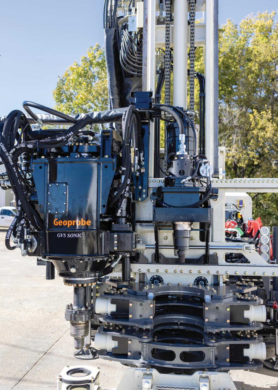 Geoprobe® engineered and manufactured GV5 sonic head with DMR7 rotary head along centerline head side shift to position over hole without moving machine.