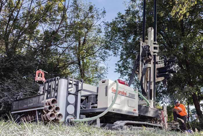 All of Hawkston LLC rigs, like this 3230DT, are equipped with automatic drop hammers and with high-speed rotary heads, ideal for advancing boreholes in consolidated bedrock formations.