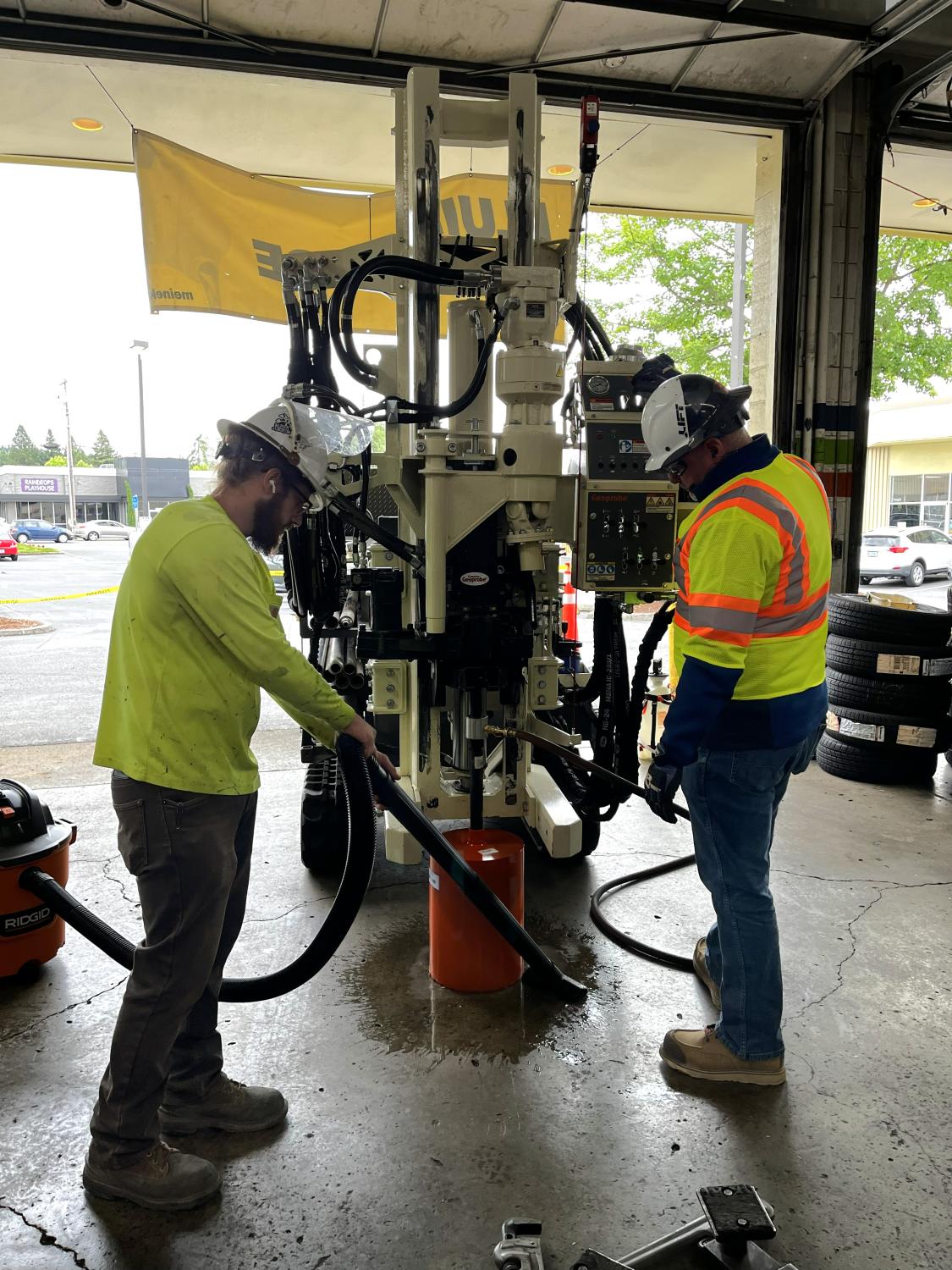 6011DT’s compact design and GH63 hammer let you reach depth in tight-access remediation project sites.