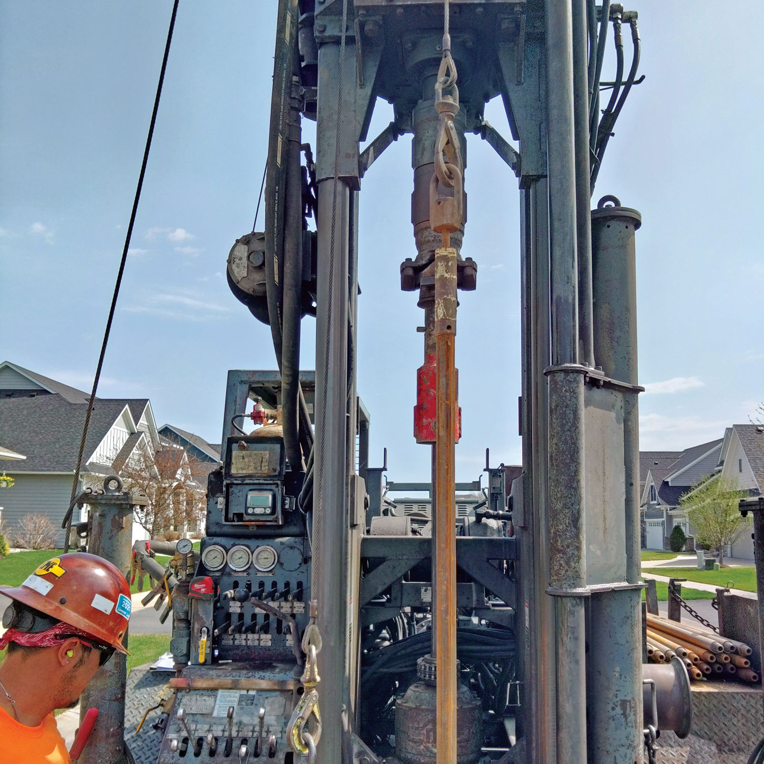 Drillers operating conventionall drill rig like the benefits of the spring assisted swivel lift cap, making their work easier and improving drilling safety.. 