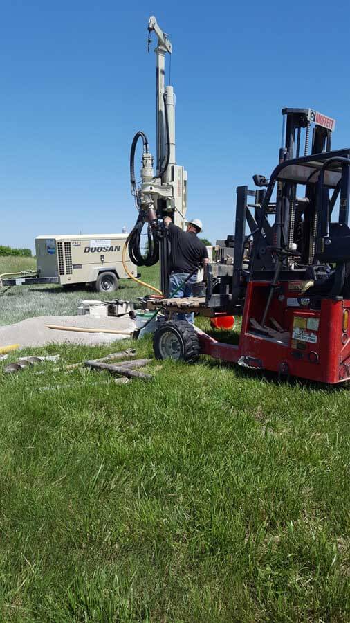 Tony Poulter, Vice President and Co-Owner of RAZEK Environmental, installs geothermal loops in 6-in. diameter, 150-ft. deep bores with a 7822DT. Tripping out of the boring in 5-ft. increments “worked flawlessly.”