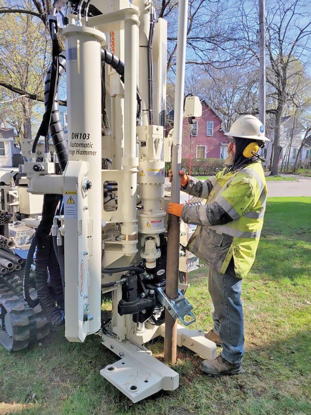 7822DT provides drilling methods versatility to go from direct push installation of monitoring wells to geotechnical soil borings.