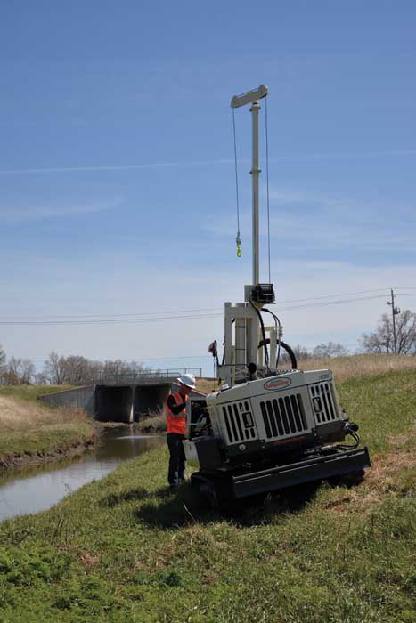 The Geoprobe® 7822DT V3 is easy to mobilize on unlevel terrain.  The oscillation feature allows the rig to be on a slope at an angle while the drill mast is vertical. 