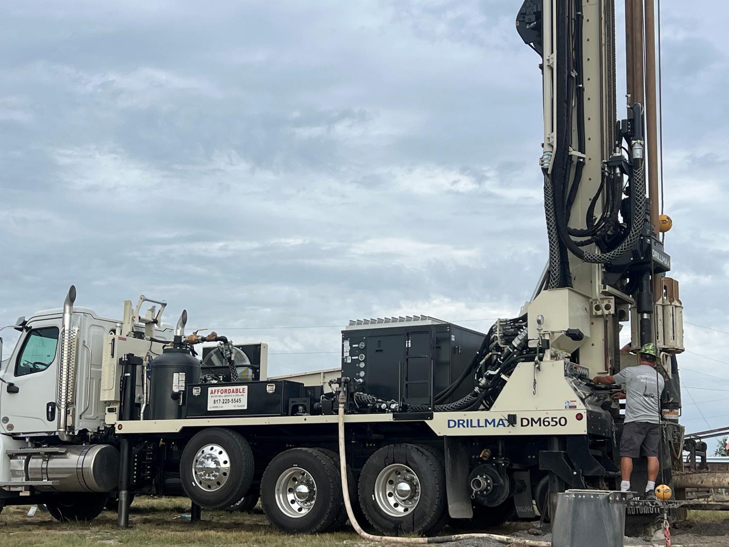 Extra workspace around the casing is one example of the DM650's features focused on making fieldwork simplified.