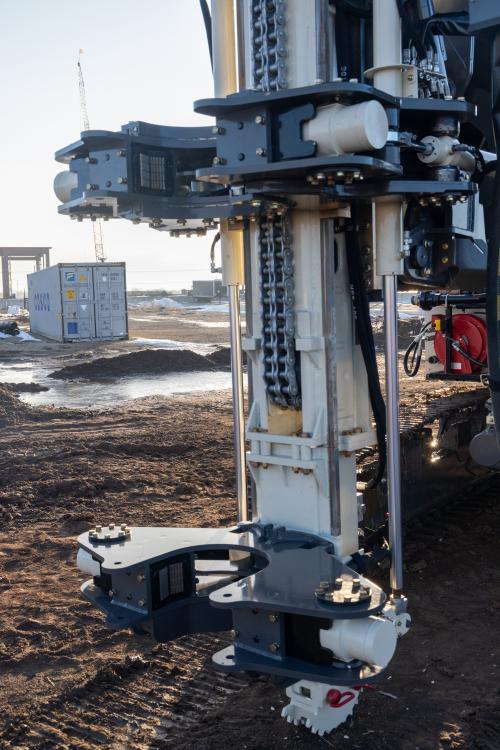 Improving efficiency while breaking out, the top clamp raises 40 inches above the bottom clamp. 