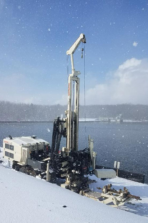 Even the coldest temperatures are no problem for the 8150LS sonic drilling rig.