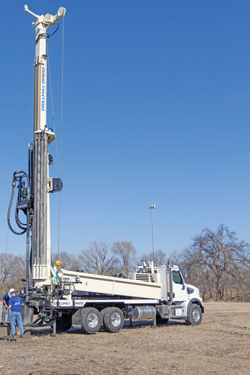 DM650 can be outfitted for air drilling or as mud drilling
