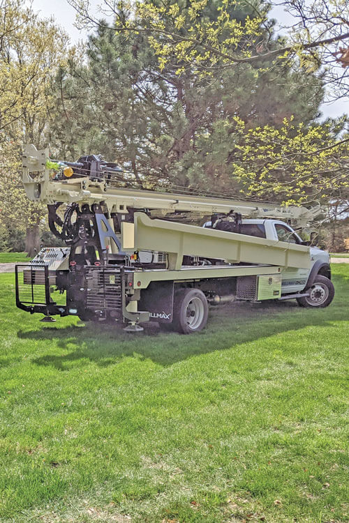 Under Class A/B CDL requirements, the DM250 water well drill rig makes it economical to mobilize and staff.