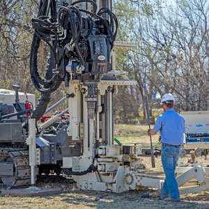 Core sampling equipment includes weighted wireline system for sonic drilling